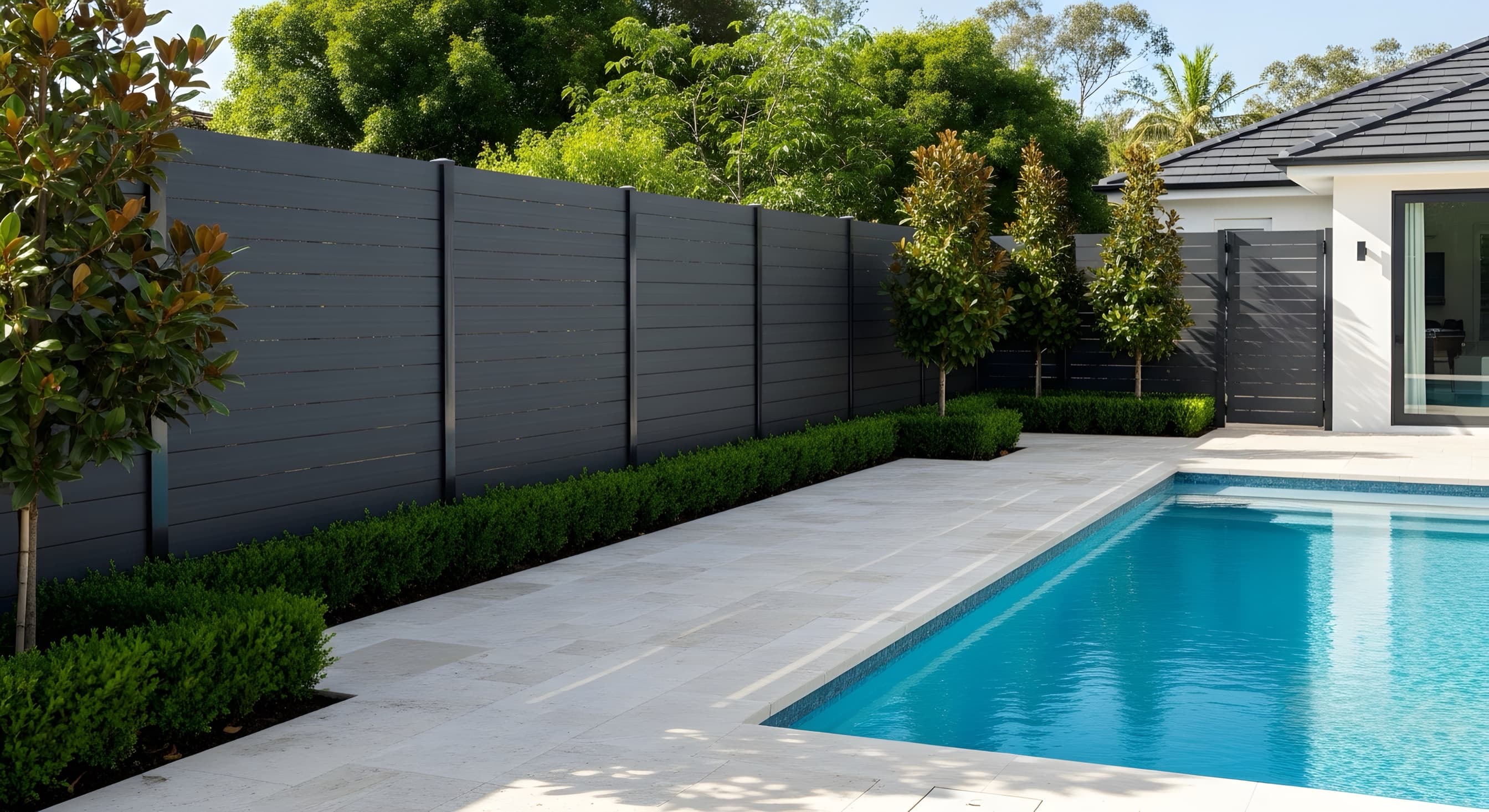 Vedação e canteiros ajardinados junto a piscina residencial