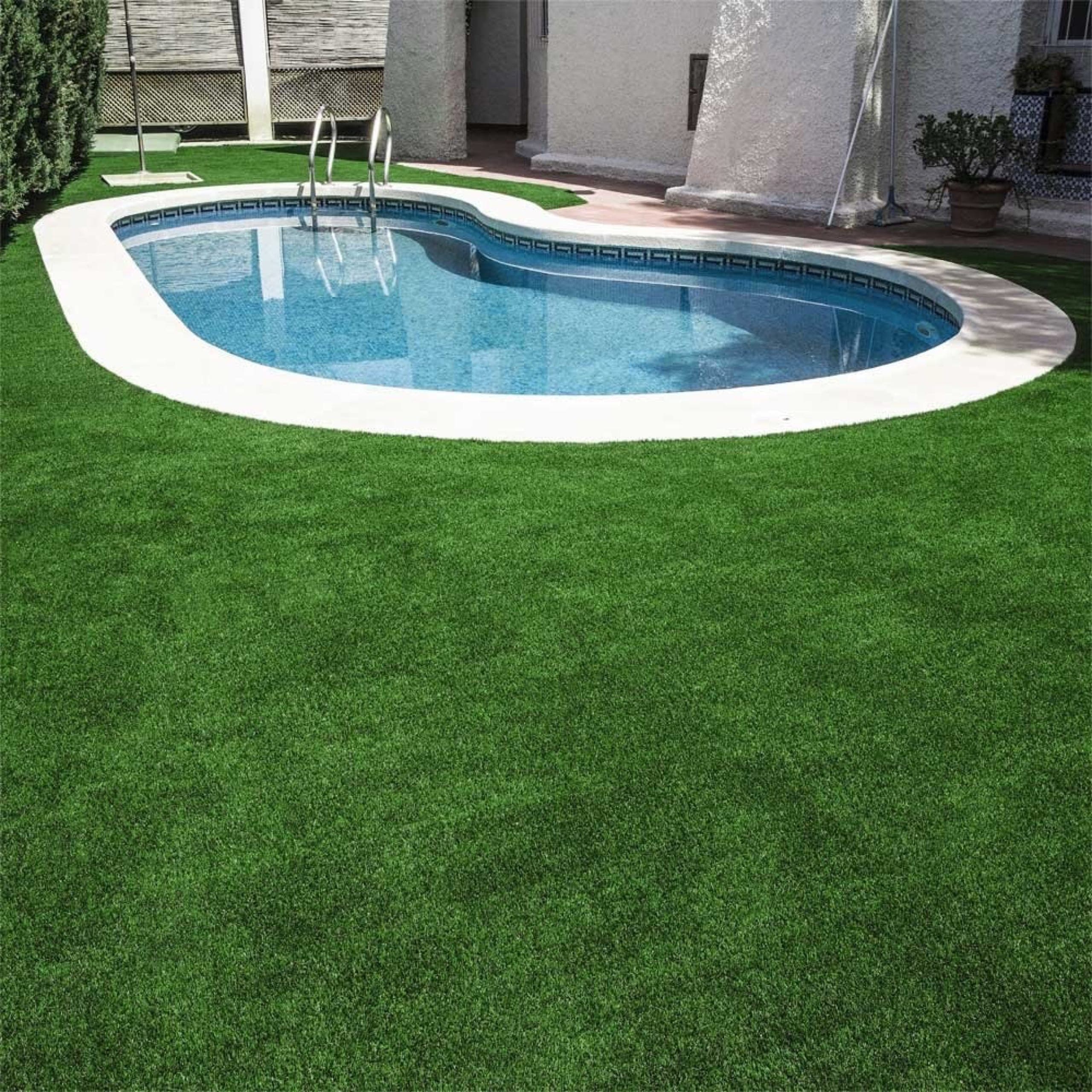 Relva sintética à volta de uma piscina