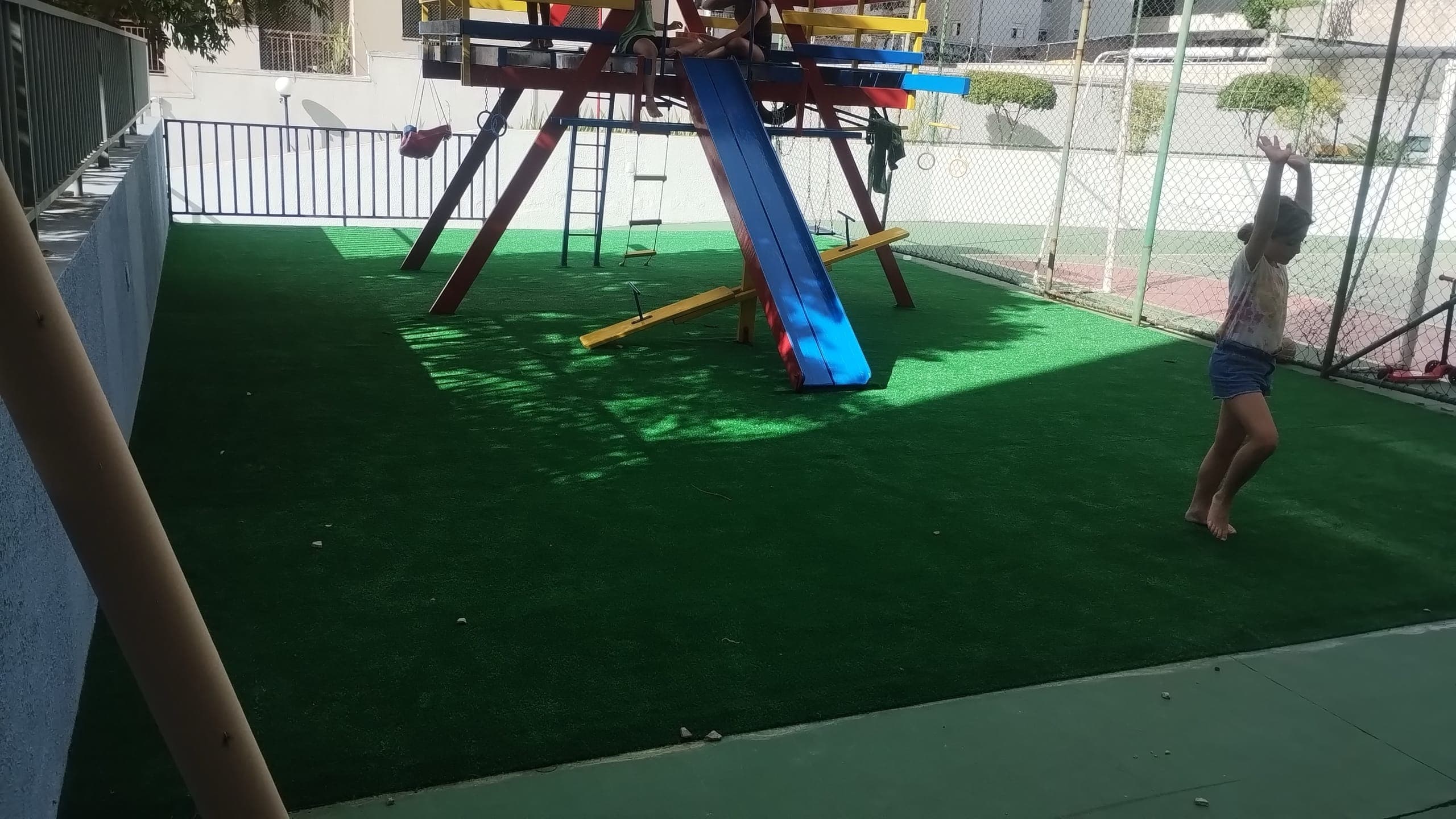 Parque infantil com relva sintética