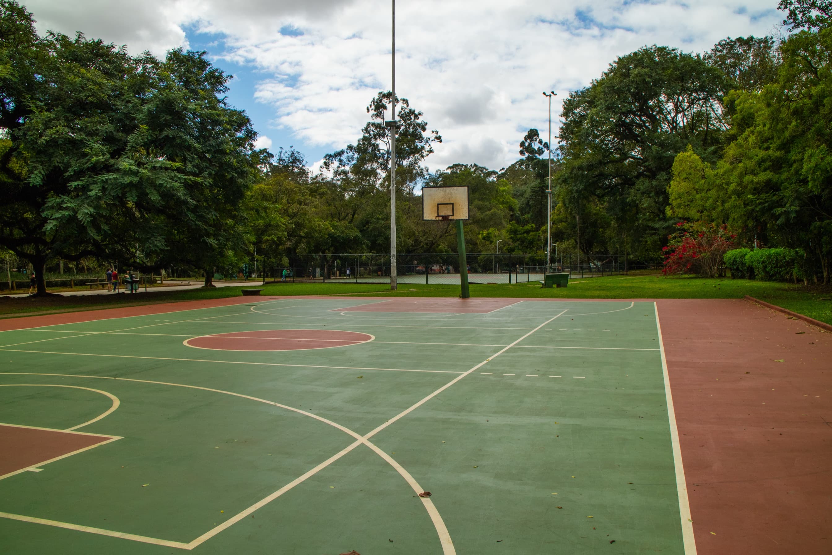 Campo multidesportivo com marcações profissionais